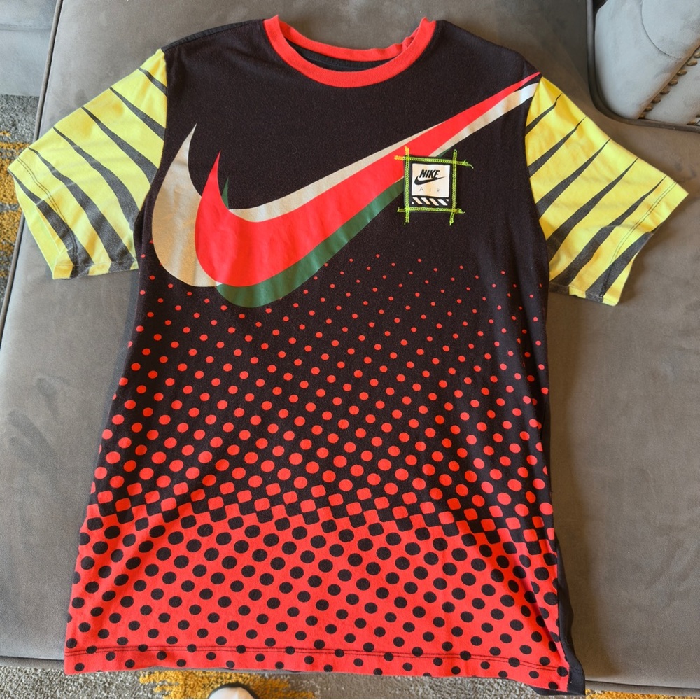 Nike Men’s Multicolor Graphic T-Shirt - large